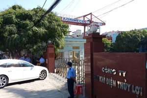Trang Chủ KL99Com Số 1 Link Đăng Ký KL999 bị chặn ngoài cửa khi đến tham dự Đại hội 
