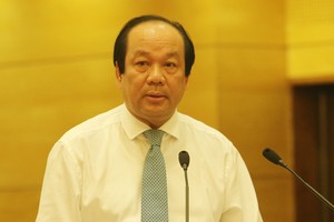 Bộ trưởng, Chủ nhiệm Văn phòng Kl993 ưu đãi thưởng hấp dẫn Mai Tiến Dũng. Ảnh: Võ Hải
