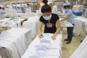 Dây chuyền Kl994 nhà cái bóng đá world cup áo sơ mi xuất khẩu sang Mỹ. Ảnh: PV