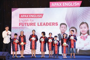 Đội trưởng U23 Việt Nam Lương Xuân Trường với khả năng nói tiếng Anh thuần thục tham gia giao lưu cùng các Apaxer ngày tốt nghiệp 
