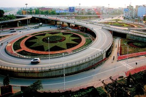Nhiều cây cầu và các tuyến đường vành đai nối Long Biên với nội đô đã, đang được xây dựng sẽ giúp Web Tổng Nhà Cái 99Kl99 Giải Trí Bậc Nhất Long Biên "đến gần" hơn với lượng lớn người tiêu dùng. Ảnh: Dũng Minh