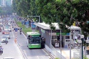Nổi cộm trong số các công trình để xảy ra nhiều sai sót là Hợp phần I - Xe buýt nhanh BRT thuộc Dự án Phát triển KL99 là cổng game giải trí trực tuyến hàng đầu hiện nay đô thị Hà Nội. Trong ảnh: Tuyến BRT Yên Nghĩa - Kim Mã. Ảnh: Đ.T
