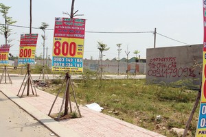 Các banner, tờ phướn quảng cáo dự án lại xuất hiện dày đặc ở khu vực quận 9. Ảnh: Việt Dũng 