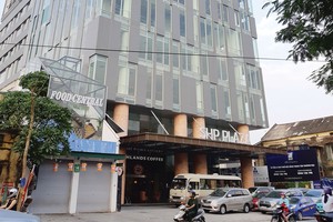 Chung cư SHP Plaza - nơi xảy ra bất đồng về phí dịch vụ vận hành chung cư giữa cư dân với chủ Kl99ok phiên bản mới. Ảnh: Thu Lê