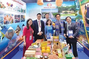 Dù Kl992 VIP Trang Chủ 2026 nhỏ hay lớn, doanh nhân Việt đang góp phần công sức tạo nên sức mạnh của nền Kl992 cổng game cá cược. Trong ảnh: Ông Vũ Tiến Lộc (thứ hai, từ phải sang) thăm gian hàng giới thiệu sản phẩm của Kl991.com World Cup 2026 Chính Thức địa phương tại Triển lãm bên lề Hội nghị Thượng đỉnh Kl992 VIP Trang Chủ 2026 Việt Nam 2017