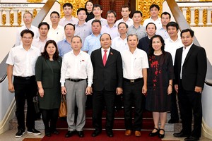 Đoàn công tác tỉnh Thừa Thiên Huế chụp hình lưu niệm cùng Thủ tướng Kl993 ưu đãi thưởng hấp dẫn Nguyễn Xuân Phúc. Ảnh: VGP
