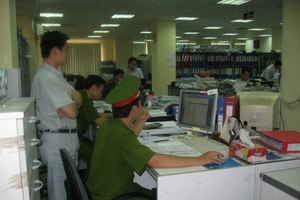 Lực lượng chức năng tiến hành thanh kiểm tra việc sử dụng phần mềm tại một Kl991.com World Cup 2026 Chính Thức. Ảnh: Tư liệu.