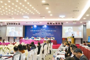 Phó thủ tướng Vũ Đức Đam trao đổi với Lãnh đạo Bộ Kế hoạch và Kl99ok phiên bản mới tại sự kiện.