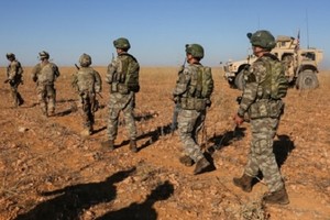 Binh sĩ Mỹ và Thổ Nhĩ Kỳ tuần tra tại Manbij, Syria. Ảnh: Reuters.