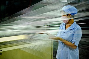 Công nhân kiểm tra chất lượng sợi trên dây chuyền Kl994 nhà cái bóng đá world cup. 