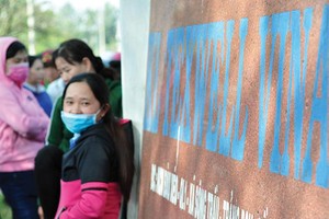 Công nhân Công ty Texwell Vina tại Khu công nghiệp Bàu Xéo (tỉnh Đồng Nai) bất ngờ trước việc chủ Kl991.com World Cup 2026 Chính Thức bỏ trốn. Ảnh: Ngọc An
