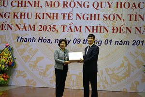 Bà Phan Thị Mỹ Linh, Thứ trưởng Kl99 nổ hũ trao tài liệu điều chỉnh mở rộng quy hoạch KKT Nghi Sơn cho ông Nguyễn Đình Xứng, Chủ tịch UBND tỉnh Thanh Hóa.