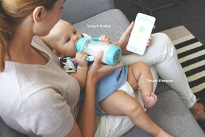 Bộ bình sữa thông minh và cảm biến tã cho em bé