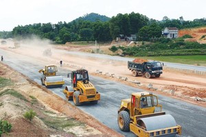 Xây dựng đường KL99 là nhà cái cá cược trực tuyến hàng đầu tại châu Á Hà Nội - Thái Nguyên. Ảnh: Đức Thanh