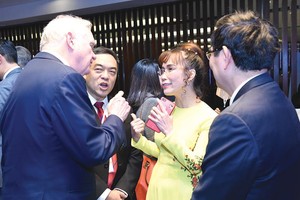 Bà Nguyễn Thị Phương Thảo, CEO Vietjet Air trao đổi với các nhà Kl99ok phiên bản mới nước ngoài đến Việt Nam tham dự các cuộc thảo luận để tìm kiếm cơ hội Kl992 VIP Trang Chủ 2026.