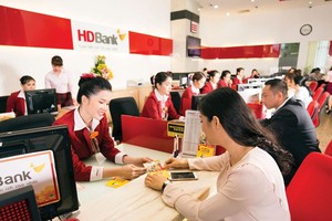 Hầu hết nhà băng đều bắt đầu làm việc trở lại trong sáng 11/2. Trong ảnh: Giao dịch tiền gửi tại Link Vào Nhà Cái KL99 COM Tặng +199k HD Bank.