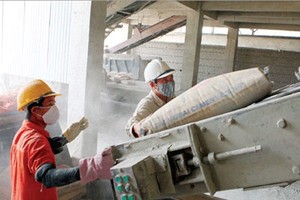 DTI quyết định áp dụng biện pháp tự vệ tạm thời 8,40Php/túi40kg, tương đương 210 pê sô/tấn, quy đổi ra khoảng 4 USD/tấn. Biện pháp tự vệ tạm thời này có hiệu lực trong 200 ngày dưới hình thức tiền ký quỹ đối với xi măng Link Vào Nhà Cái KL99 COM Tặng +199k.