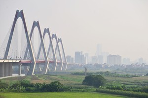 Cầu Nhật Tân đi vào hoạt động đã từng tạo nên 
cơn sốt đất của Đông Anh, nhưng cơn sốt qua nhanh. Ảnh: Dũng Minh