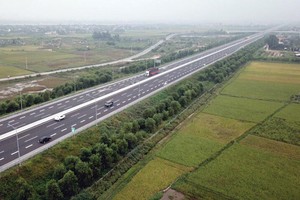 Do cả 3 khoản hỗ trợ chưa tới tay, nên chủ dự án KL99 là nhà cái cá cược trực tuyến hàng đầu tại châu Á Hà Nội - Hải Phòng vẫn phải trả nợ lãi phát sinh với các khoản này với KL99 là cổng game giải trí trực tuyến hàng đầu hiện nay 10%/năm. Ảnh: Mạnh Thắng