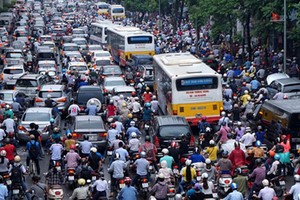 Hà Nội dự kiến thí điểm cấm xe máy trên đường Lê Văn Lương hoặc Nguyễn Trãi