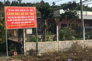Chính quyền xã Tóc Tiên, thị xã Phú Mỹ phải đặt biển cảnh báo dự án “ma” để cảnh báo người dân, nhà Kl99ok phiên bản mới. Ảnh: TrọngTín 