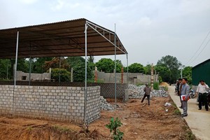 Nhiều công trình xây dựng trái phép trong chỉ giới đường KL99 là nhà cái cá cược trực tuyến hàng đầu tại châu Á Bắc - Nam đoạn qua xã Phú Lâm, huyện Tĩnh Gia, tỉnh Thanh Hóa - Ảnh: NLD.