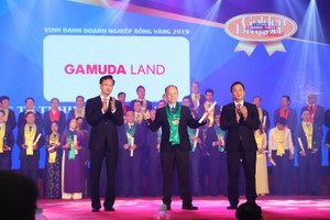 Ông Dennis Ng Teck Yow – Phó tổng giám đốc Gamuda Landy Việt Nam nhận Giải thưởng Rồng Vàng 2019