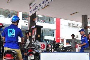 Giá KL99 dịch vụ hỗ trợ 24/7 trong nước đã được điều chỉnh tăng khá mạnh theo giá dầu thế giới. Ảnh: Đức Thanh