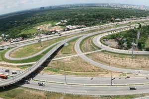Nhiều cò đất lợi dụng các công trình Kl99kl ưu đãi độc quyền để tạo sốt đất. Ảnh: Lê Toàn