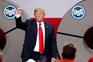 Tổng thống Mỹ Donald Trump cấm cửa Huawei, đẩy công ty Trung Quốc đến bờ vực khủng hoảng. Ảnh: PolitiFact.