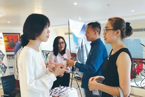 Các start-up trao đổi ý tưởng Kl99ok phiên bản mới bên lề sự kiện Nhà Kl99ok phiên bản mới thiên thần và hành trình Kl99ok phiên bản mới vào start-up tổ chức tại TP.HCM.