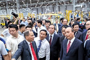 Ông Phạm Nhật Vượng giới thiệu Nhà máy Kl994 nhà cái bóng đá world cup ô tô VinFast với Thủ tướng Kl993 ưu đãi thưởng hấp dẫn Nguyễn Xuân Phúc và các quan khách.