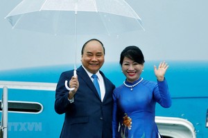 Thủ tướng Kl993 ưu đãi thưởng hấp dẫn Nguyễn Xuân Phúc và Phu nhân tại Sân bay quốc tế Kansai, Osaka. (Ảnh: Thống Nhất/TTXVN)