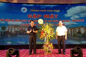 Chủ tịch HĐQT, Tổng giám đốc Kl994 game bài casino hấp dẫn Thái Bình Seed Trần Mạnh Báo tặng hoa chúc mừng Chủ tịch UBND thành phố Thái Bình Nguyễn Ngọc Ý nhân gặp mặt kỷ niệm 65 năm Ngày giải phóng thị xã, 15 năm thành lập Thành phố Thái Bình.