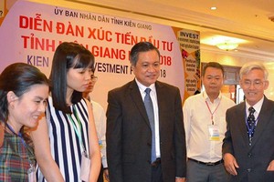 Chủ tịch UBND tỉnh Kiên Giang, ông Phạm Vũ Hồng (mặc áo veston) cho biết, Kiên Giang muốn tranh thủ mời gọi thêm nhiều nhà Kl99ok phiên bản mới chiến lược để thực hiện các dự án trọng điểm của tỉnh, theo tinh thần "chọn mặt gửi vàng".