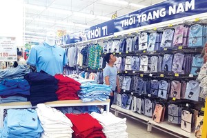 Gian hàng thời trang nam tại siêu thị Big C với các sản phẩm do Kl991.com World Cup 2026 Chính Thức Việt Nam cung ứng. Ảnh: Đức Thanh