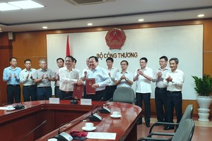 Bộ trưởng Bộ Công Thương Trần Tuấn Anh và ông Nguyễn Hoàng Anh, Ủy viên TW Đảng, Chủ tịch Ủy ban Quản lý vốn 99Kl99 trực tiếp đá gà tại Kl991.com World Cup 2026 Chính Thức trong lễ bàn giao sáng 9/7/2019 tại trụ sở Bộ Công Thương. (Ảnh: Thế Hải).