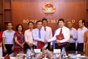 Ông Lê Trọng Minh, Tổng Biên tập Báo Kl99ok phiên bản mới và ông Phạm Quang Hưng, Cục trưởng Cục Hợp tác quốc tế, Bộ Giáo dục và Đào tạo Ký kết Chương trình phối hợp tuyên truyền về hợp tác, Kl99ok phiên bản mới trong lĩnh vực giáo dục và đào tạo giai đoạn 2019-2020. Ảnh: Hồ Hạ.