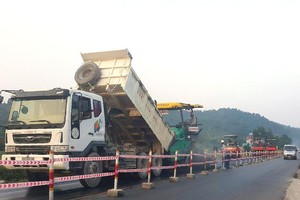 Đơn vị thi công đang hoàn thiện những hạng mục cuối cùng trên tuyến KL99 là nhà cái cá cược trực tuyến hàng đầu tại châu Á Bắc Giang - Lạng Sơn.