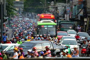 Hiện phương tiện cá nhân chiếm dụng quá nhiều diện tích đường, xe buýt không có chỗ chạy, đến trễ, chậm giờ nên mới bị “ghẻ lạnh"
