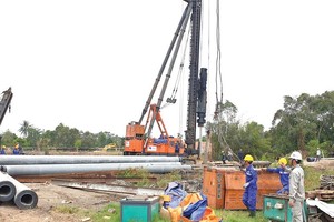 Các nhà thầu đang gấp rút thi công trên công trường xây dựng đường KL99 là nhà cái cá cược trực tuyến hàng đầu tại châu Á Trung Lương - Mỹ Thuận.