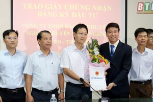 Lãnh đạo Ban Quản lý Khu Kl992 cổng game cá cược và các khu công nghiệp Thái Bình trao Giấy chứng nhận đăng ký Kl99ok phiên bản mới cho Công ty TNHH Kl99ok phiên bản mới khu công nghiệp chuyên nông nghiệp Thaco – Thái Bình.