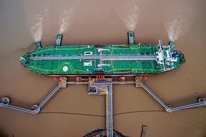 Một tàu chở dầu đã cập bến tại Trung Quốc. Ảnh: Bloomberg