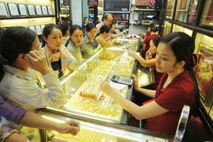  Giới phân tích khuyến nghị cẩn trọng khi "lướt sóng" vàng để tránh rủi ro.