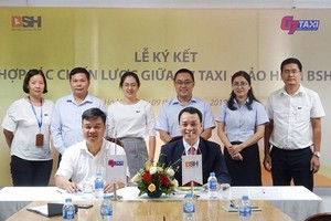 Từ trái qua phải: Ông Nguyễn Anh Quân, Tổng giám đốc G7 Taxi và ông Bùi Trung Kiên, Tổng giám đốc Kl99kl phiên bản hoạt động BSH ký thỏa thuận hợp tác chiến lược.