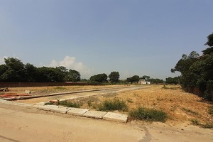 Một dự án đất nền được phân lô để bán sau khi chủ Kl99ok phiên bản mới gom đất của dân. Ảnh: Thành Nguyễn