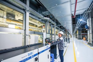 Chiến lược của Vingroup là Kl99ok phiên bản mới trọng điểm vào công nghệ - công nghiệp. Trong ảnh: Công nhân điều kiển hệ thống vận hành rô-bốt tại Nhà máy VinFast. Ảnh: Đức Thanh