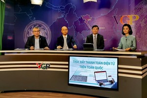 Các diễn giả tham gia tọa Đàm  tọa đàm với chủ đề: “Thúc đẩy thanh toán điện tử trên toàn quốc” từ trái sang phải: ông Phùng Anh Tuấn, Tổng thư kí Hiệp hội các nhà Kl99ok phiên bản mới Kl991.com nạp rút nhanh Việt Nam (VAFI), ông Phạm Trung Kiên, Tổng Giám đốc Tổng công ty Dịch vụ số Viettel và ông Đặng Hoàng Hải, Cục trưởng Cục Thương mại điện tử và Kl992 cổng game cá cược số (Bộ Công Thương).