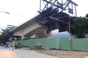 Hoạt động xây dựng trái phép dưới chân cầu Nam Lý 