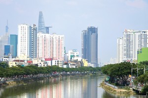 Cần sớm có định hướng chiến lược trong quy hoạch sông nước, gắn với quy hoạch kè bờ sông và sử dụng đất ven sông. Ảnh: Trọng Tín 